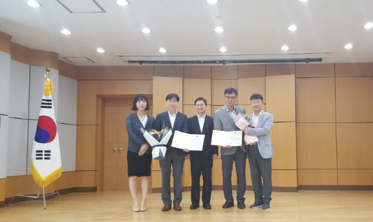 한국중부발전 인천발전본부 직원들이  10일 '환경부 장관상' 수상 후 나정균 한강유역환경청 청장(가운데)과 기념촬영을 하고있다.  <한국중부발전 제공>